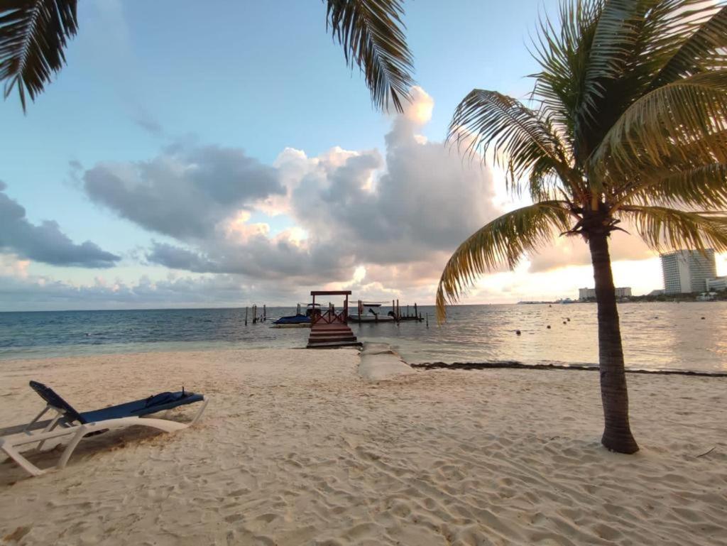 Front Beach Private Room With Shared Bathroom Канкун Экстерьер фото